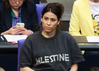 Γερμανία: Βουλεύτρια αποβλήθηκε από την Bundestag για μπλούζα με τη λέξη «Παλαιστίνη» Γερμανία: Βουλεύτρια αποβλήθηκε από την Bundestag για μπλούζα με τη λέξη «Παλαιστίνη»