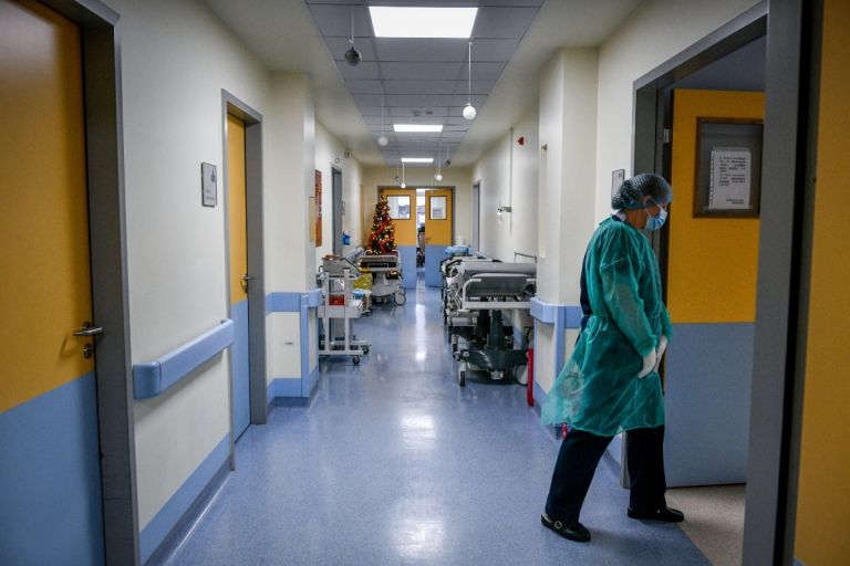 Αναμονή πάνω από 6 ώρες σε “Γεννηματάς” και “Αττικόν”: Τι αλλάζει με το ηλεκτρονικό βραχιολάκι