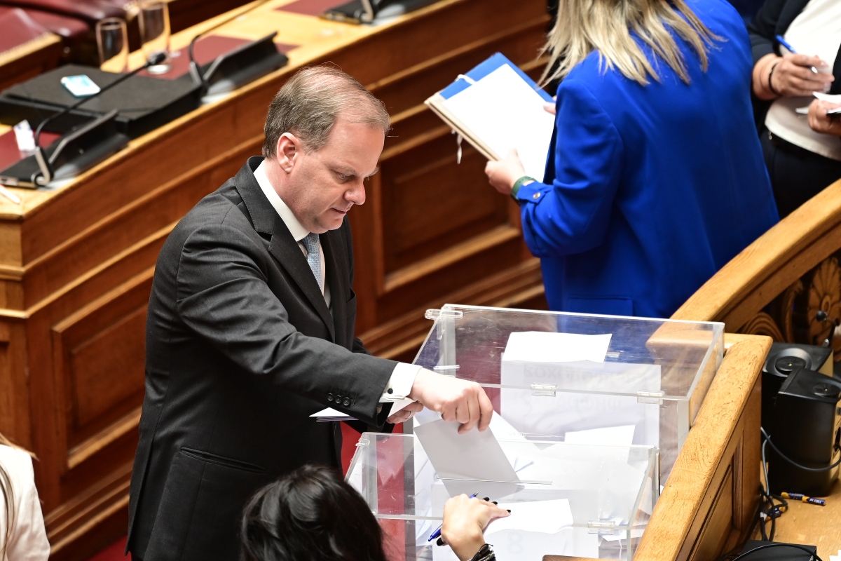 Τέμπη: Νέος γύρος σκληρού ροκ με αιχμή την παραπομπή Καραμανλή