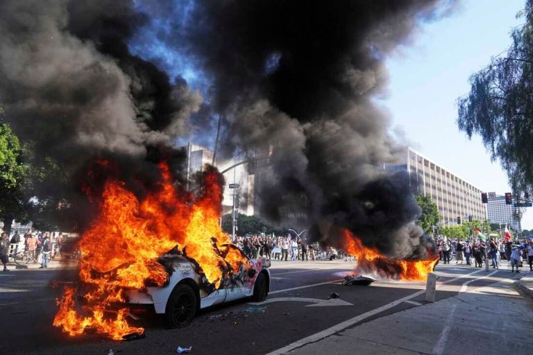 Πεδίο μάχης το Λος Άντζελες – Στους δρόμους η Εθνοφρουρά