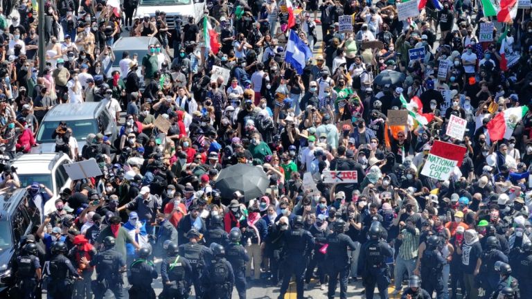 Λος Άντζελες: Απαγόρευση κυκλοφορίας – Τραμπ: Εισβολή ξένων εχθρών