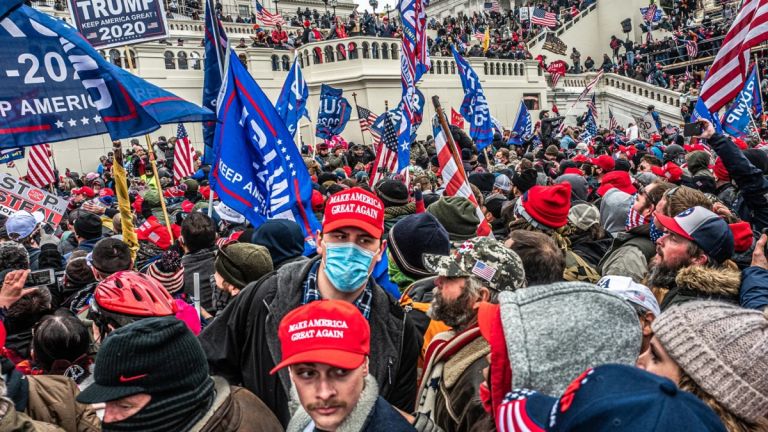 Ρήγμα στον κόσμο του MAGA φέρνει η σύγκρουση Ιράν – Ισραήλ