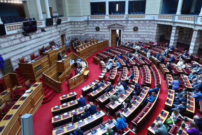 Βουλή: Τι περιλαμβάνουν οι τρεις προτάσεις για την Προανακριτική