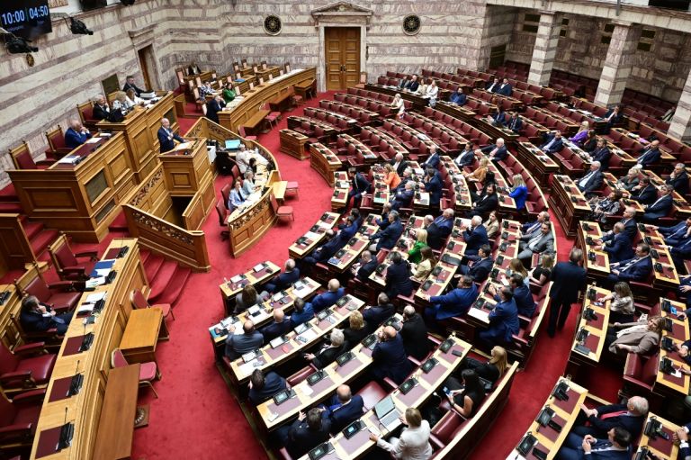 Προανακριτική: Εγκρίθηκε η παραπομπή Καραμανλή – Η στάση των βουλευτών της ΝΔ