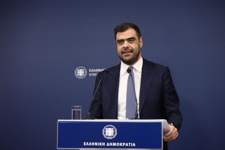 Η κυβέρνηση καταγγέλλει τον ψευτοπατριωτισμό του καναπέ