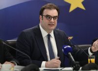 Μισό δισ. από αμυντικές δαπάνες γίνονται «χώρος» για παροχές Μισό δισ. από αμυντικές δαπάνες γίνονται «χώρος» για παροχές