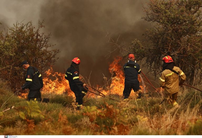 Μαίνεται η μεγάλη φωτιά στη Σμύρνη