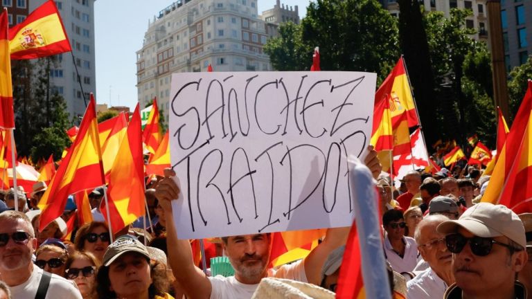 Ισπανία «Μαφία ή Δημοκρατία»: Χιλιάδες διαδηλωτές ζητούν την παραίτηση Σάντσεθ