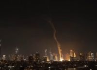 iran: Η στιγμή που ιρανικοί πύραυλοι χτυπούν στο κέντρο του Τελ Αβίβ [vid]