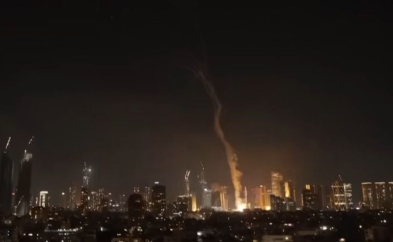 iran: Η στιγμή που ιρανικοί πύραυλοι χτυπούν στο κέντρο του Τελ Αβίβ [vid]