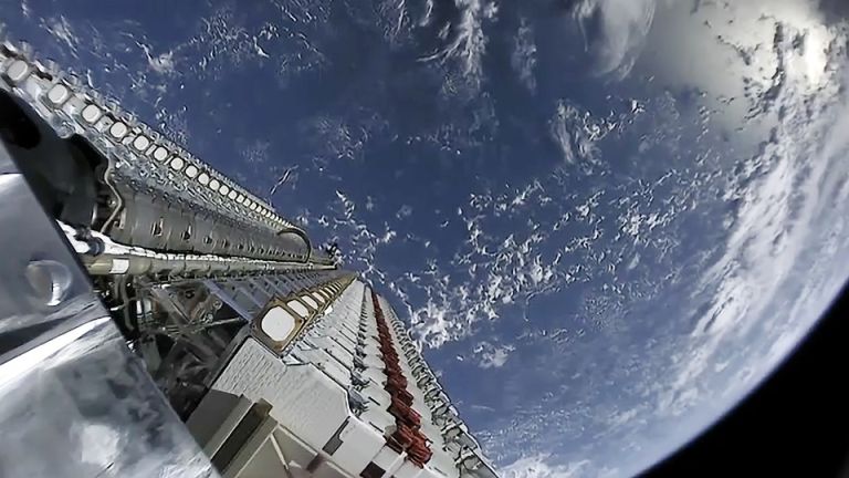 Starlink: Ένα ιντερνετικό σύμπαν με πάνω από 8.000 δορυφόρους