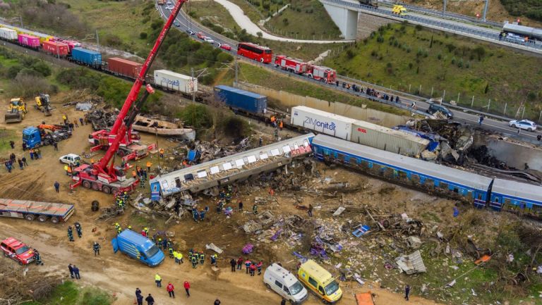 Τέμπη: Μακρά αναμένεται η νύχτα της ψηφοφορίας