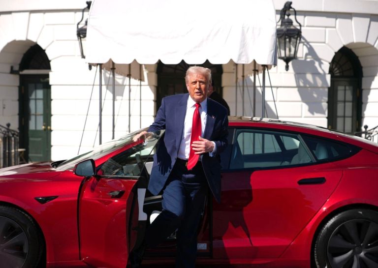Ο νέος εφιάλτης της Tesla ακούει στο όνομα “Τραμπ”