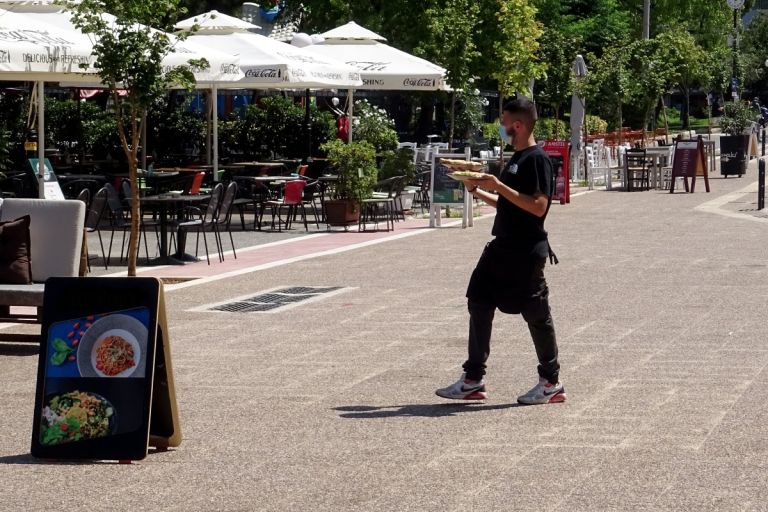 Επαγγελματικό Επιμελητήριο: Αθέμιτος ανταγωνισμός τα αυθαίρετα τραπεζοκαθίσματα