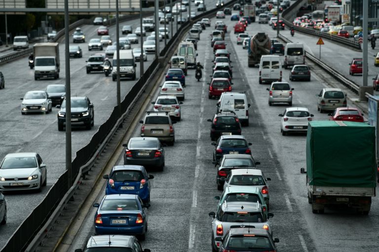 Αγίου Πνεύματος: Οι Αθηναίοι εγκαταλείπουν με κάθε τρόπο το Λεκανοπέδιο
