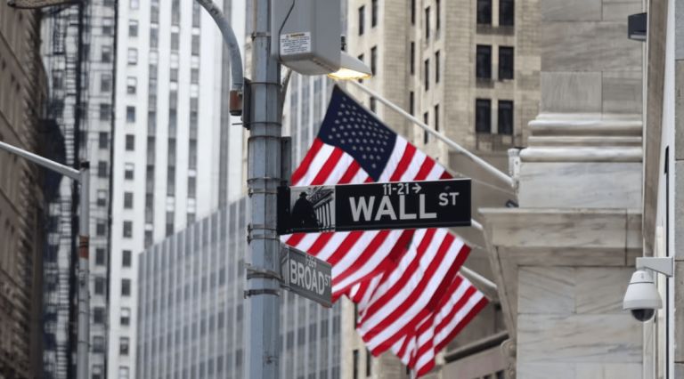 Στο κόκκινο η Wall Street: Διπλό «βαρίδι» από Μέση Ανατολή και αποδυνάμωση της κατανάλωσης