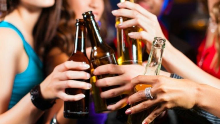 Το 86% των 16χρονων έχει καταναλώσει αλκοόλ – Τι αναφέρει η γγ της Ένωσης Επιχειρήσεων Αλκοολούχων Ποτών