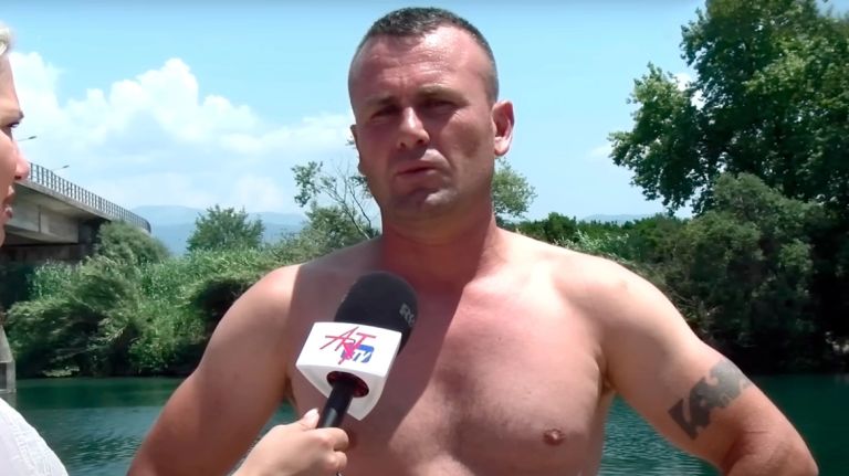 Άραχθος:Ο μετανάστης που έπεσε στα νερά για να σώσει τα παιδιά–«Χωρίς δεύτερη σκέψη,πήρα βαθιά ανάσα,βούτηξα»