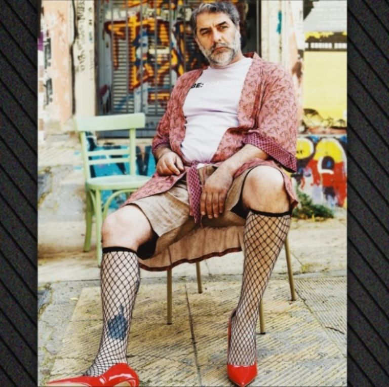 O Βασίλης Μπισμπίκης ποζάρει με κόκκινες γόβες και δικτυωτές κάλτσες