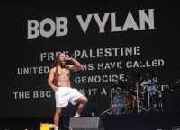 Έρευνα στους Bob Vylan για σύνθημα με τους IDF στο Glastonbury – Απαγόρευση εισόδου στις ΗΠΑ Έρευνα στους Bob Vylan για σύνθημα με τους IDF στο Glastonbury – Απαγόρευση εισόδου στις ΗΠΑ