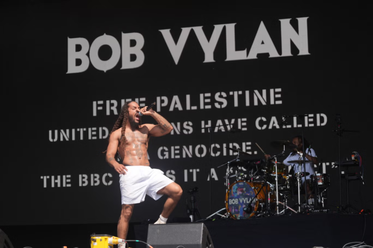 Έρευνα στους Bob Vylan για σύνθημα με τους IDF στο Glastonbury – Απαγόρευση εισόδου στις ΗΠΑ