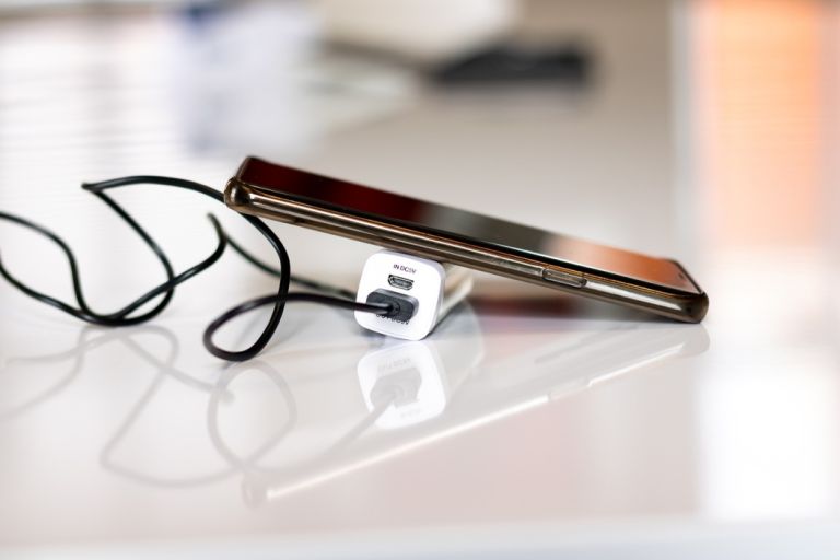 Κίνα: Απαγορεύει τα μη πιστοποιημένα power banks στα αεροπλάνα