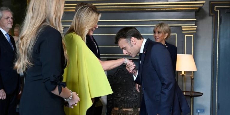 Σύνοδος ΝΑΤΟ: Ο αεράτος Τραμπ, το χειροφίλημα Μακρόν,ο Ζελένσκι με κοστούμι -Όσα έγιναν στο βασιλικό δείπνο