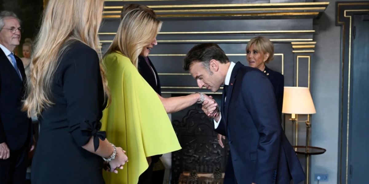 Σύνοδος ΝΑΤΟ: Ο αεράτος Τραμπ, το χειροφίλημα Μακρόν,ο Ζελένσκι με κοστούμι -Όσα έγιναν στο βασιλικό δείπνο