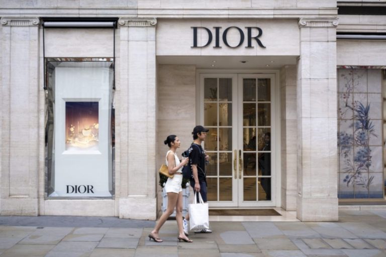 Luxury brands: Πόλεμοι και δασμοί φρενάρουν τη ζήτηση αλλά αυτά αντέχουν