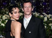 Η Dua Lipa επιβεβαίωσε τον αρραβώνα της με τον Callum Turner – “Είναι συναρπαστικό” Η Dua Lipa επιβεβαίωσε τον αρραβώνα της με τον Callum Turner – “Είναι συναρπαστικό”