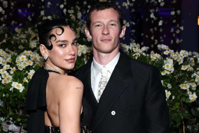 Η Dua Lipa επιβεβαίωσε τον αρραβώνα της με τον Callum Turner – “Είναι συναρπαστικό”
