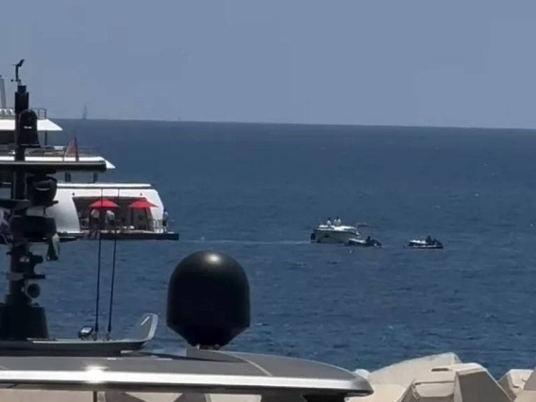Βουλιαγμένη: Έπεσε ελικόπτερο εντός της Μαρίνας – Σώοι όλοι οι επιβαίνοντες