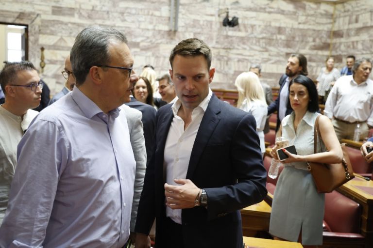 «Μικροκομματικά παιχνίδια»: ΣΥΡΙΖΑ κατά Κινήματος Δημοκρατίας μετά την απόφαση απόσυρσης των υπογραφών