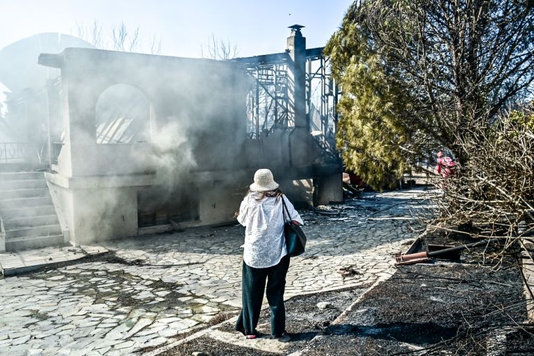 Παλαιά Φώκαια: Βελτιωμένη εικόνα- Κάηκαν σπίτια, μπαράζ μηνυμάτων από το 112