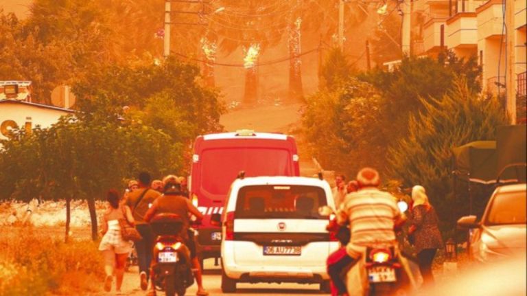 Σμύρνη: Εννέα από τις 77 πυρκαγιές μαίνονται ανεξέλεγκτες λέει ο κυβερνήτης της περιοχής