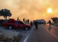 Χίος: Ολονύχτια μάχη με τις φλόγες σε τρία μέτωπα -Πνέουν θυελλώδεις άνεμοι Χίος: Ολονύχτια μάχη με τις φλόγες σε τρία μέτωπα -Πνέουν θυελλώδεις άνεμοι