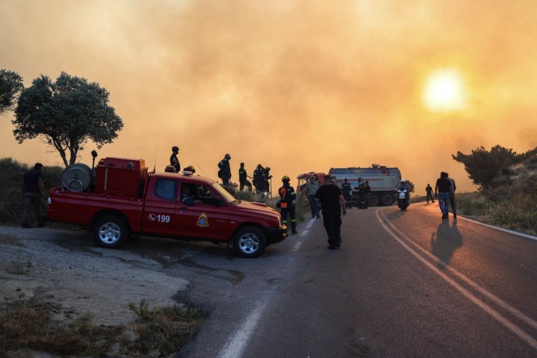 Χίος: Ολονύχτια μάχη με τις φλόγες σε τρία μέτωπα -Πνέουν θυελλώδεις άνεμοι