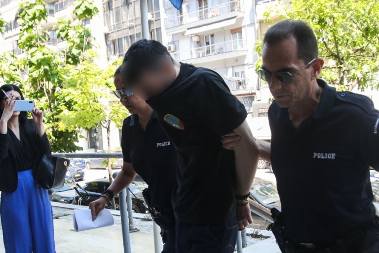 Κακουργηματική δίωξη σε 34χρονο που κλότσησε και πάτησε γάτα στη Θεσσαλονίκη [vid]