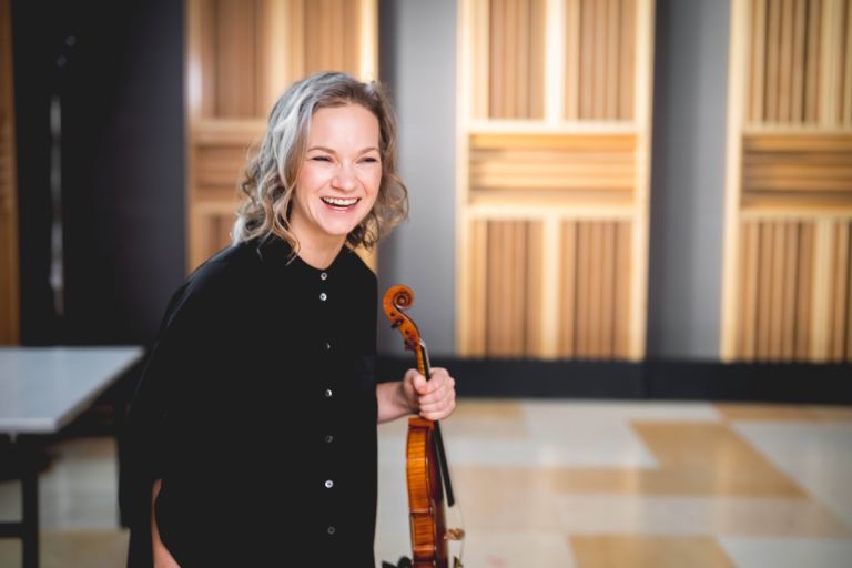 Hilary Hahn: Μία από τις σημαντικότερες βιολονίστες της εποχής μας έρχεται στο πλαίσιο του Φεστιβάλ Αθηνών