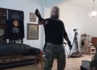 Το προφίλ του 42χρονου με το οπλοστάσιο στα Χανιά: Πόζαρε με όπλα, φιλούσε τα μαχαίρια του και καλούσε σε βία Το προφίλ του 42χρονου με το οπλοστάσιο στα Χανιά: Πόζαρε με όπλα, φιλούσε τα μαχαίρια του και καλούσε σε βία