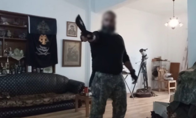 Το προφίλ του 42χρονου με το οπλοστάσιο στα Χανιά: Πόζαρε με όπλα, φιλούσε τα μαχαίρια του και καλούσε σε βία