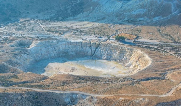 Ποιος είναι ο ηφαιστειακός λευκός χρυσός που αξίζει 1,5 τρισ δολάρια, αναγκαίος για την πράσινη μετάβαση