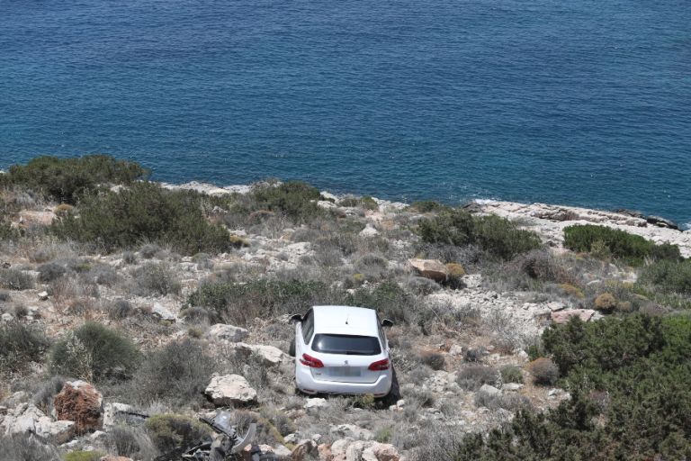 Σοβαρό τροχαίο στα Λιμανάκια Βουλιαγμένης: Αυτοκίνητο έπεσε στον γκρεμό – Δύο εγκλωβισμένοι