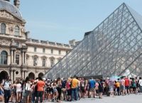 “Tourists go home”: Τι συμβαίνει με τον υπερτουρισμό και τα μουσεία “Tourists go home”: Τι συμβαίνει με τον υπερτουρισμό και τα μουσεία