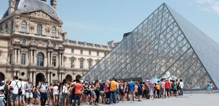 “Tourists go home”: Τι συμβαίνει με τον υπερτουρισμό και τα μουσεία