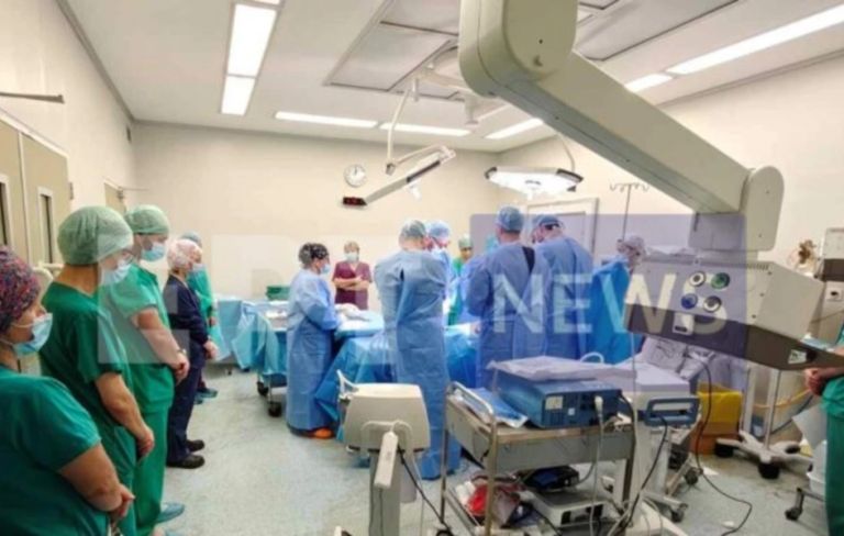 Ράγισαν καρδιές στην Πάτρα: Οι γιατροί απέτισαν φόρο τιμής στον 14χρονο Σπύρο πριν αρχίσει η αφαίρεση οργάνων