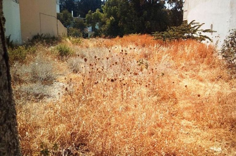 Ακαθάριστα οικόπεδα: Τι πρέπει να προσέξετε – Στην αρμοδιότητα της Πυροσβεστικής οι έλεγχοι