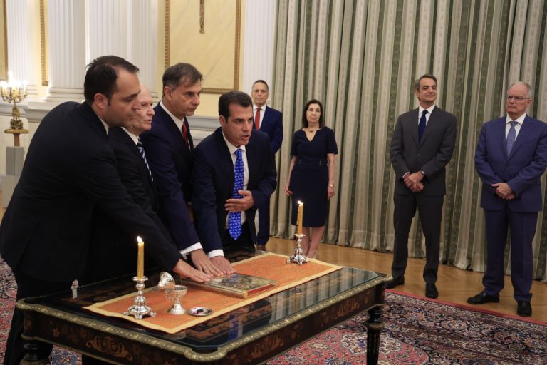 Ορκίστηκαν ο νέος υπουργός Μετανάστευσης, Θάνος Πλεύρης και τρεις υφυπουργοί