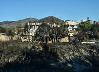 Παλαιά Φώκαια: Στάχτη και αποκαΐδια άφησε πίσω της η μεγάλη φωτιά-Η επόμενη ημέρα [vid]