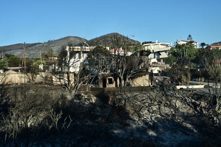 Παλαιά Φώκαια: Στάχτη και αποκαΐδια άφησε πίσω της η μεγάλη φωτιά-Η επόμενη ημέρα [vid]